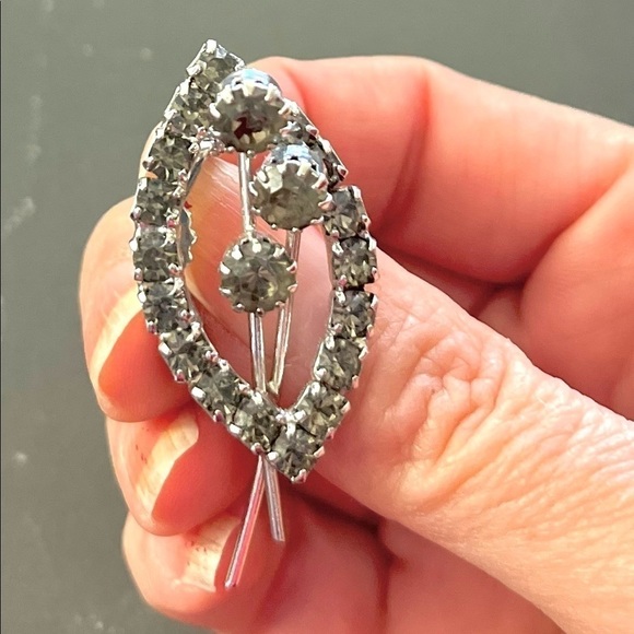 Vintage Jewelry - VINTAGE FLOWER RHINESTONE PIN